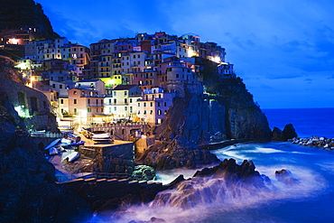 Clifftop village of Manarola, Cinque Terre, UNESCO World Heritage Site, Liguria, Italy, Europe