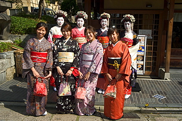 Girls wearing yukata - kimono, geisha, maiko (trainee geisha) in Gion, Kyoto city, Honshu, Japan, Asia