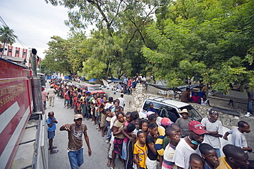 Crowds waiting for food distribution after the January 2010 earthquake, Port au Prince, Haiti, West Indies, Caribbean, Central America