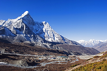 Chukhung resort and Ama Dablam, 6812m, Solu Khumbu Everest Region, Sagarmatha National Park, Himalayas, Nepal, Asia