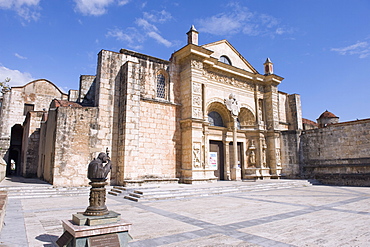 Catedral Primada de America (First Cathedral of the Americas), Zona Colonial (Colonial District, UNESCO World Heritage Site, Santo Domingo, Dominican Republic, West Indies, Caribbean, Central America