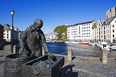 Harbour statue, Alesund, Western Fjords, Norway, Scandinavia, Europe