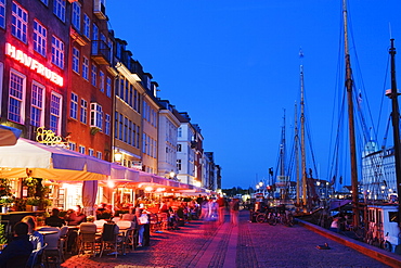 Outdoor dining and boats in Nyhavn harbour, Copenhagen, Denmark, Scandinavia, Europe