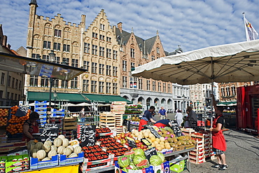 Market in market square, Old Town, UNESCO World Heritage Site, Bruges, Flanders, Belgium, Europe