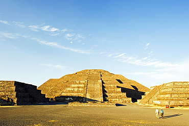 Tourists at the Pyramid of the Moon at Teotihuacan, UNESCO World Heritage Site, Valle de Mexico, Mexico, North America