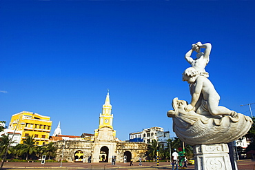 Fountain in front of Old Town city wall and Puerto del Reloj, UNESCO World Heritage Site, Cartagena, Colombia, South America