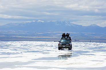 Four wheel drive (4WD) with tour group on Salir de Uyuni, salt flats, Bolivia, South America