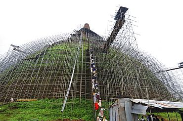 Workers and scaffolding on the Abhayagiri Dagoba, Anuradhapura, UNESCO World Heritage Site, Sri Lanka, Asia