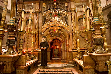 Priest at the tomb of Jesus Christ, Church of the Holy Sepulchre, Old Walled City, Jerusalem, Israel, Middle East