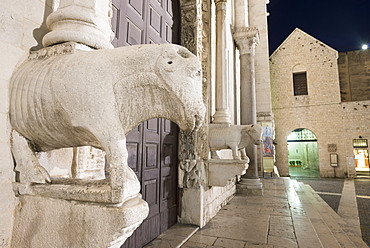 Sculptures on San Nicola Basilica, Bari, Puglia, Italy, Europe 