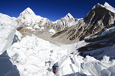 Climber in the Khumbu icefall, Mount Everest, Solu Khumbu Everest Region, Sagarmatha National Park, UNESCO World Heritage Site, Nepal, Himalayas, Asia 