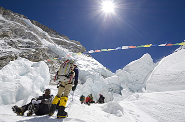 Climbers in the Khumbu icefall, Mount Everest, Solu Khumbu Everest Region, Sagarmatha National Park, UNESCO World Heritage Site, Nepal, Himalayas, Asia 