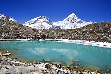 Mount Everest, 8850m, and glacial lake, Solu Khumbu Everest Region, Sagarmatha National Park, UNESCO World Heritage Site, Nepal, Himalayas, Asia 