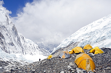 Tents at Camp 2 at 6500m on Mount Everest, Solu Khumbu Everest Region, Sagarmatha National Park, UNESCO World Heritage Site, Nepal, Himalayas, Asia 