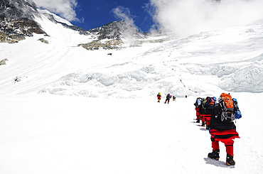 Climbers on the Lhotse Face at 7000m on Mount Everest, Solu Khumbu Everest Region, Sagarmatha National Park, UNESCO World Heritage Site, Nepal, Himalayas, Asia 