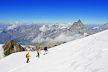 Climbers on Breithorn mountain, with the Matterhorn in the background, Zermatt, Valais, Swiss Alps, Switzerland, Europe