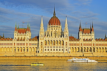 River Ride sightseeing amphibious bus, Hungarian Parliament Building, Banks of the Danube, UNESCO World Heritage Site, Budapest, Hungary, Europe