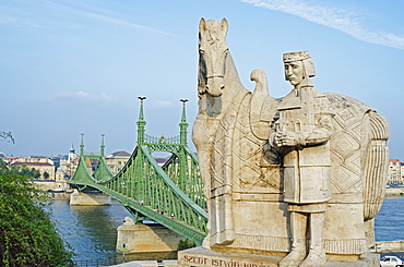 Statue of St. Stephen, above Independence Bridge, Banks of the Danube, UNESCO World Heritage Site, Budapest, Hungary, Europe