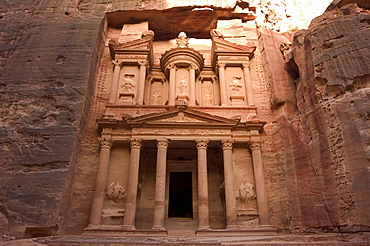 Morning light on the Treasury (Al-Khazneh), Petra, UNESCO World Heritage Site, Wadi Musa (Mousa), Jordan, Middle East