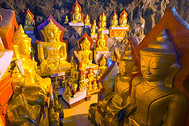 Buddha statues in entrance to Shwe Oo Min Natural Cave Pagoda, Pindaya, Myanmar (Burma), Asia