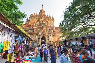 Souvenir stalls, Htilominlo Pahto temple, Bagan (Pagan), Myanmar (Burma), Asia