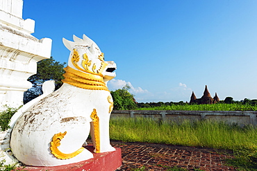 Lion statue and temple on Bagan plain, Bagan (Pagan), Myanmar (Burma), Asia