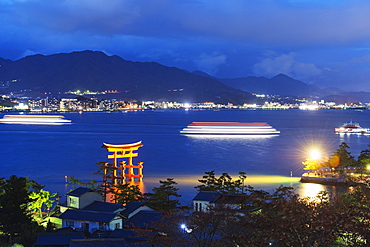 Torii gate of Itsukushima jinja Shinto Shrine, UNESCO World Heritage Site, Miyajima Island, Hiroshima Prefecture, Honshu, Japan, Asia