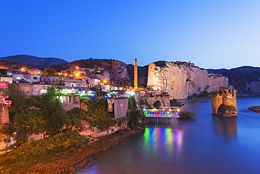 Hasankeyf, slated for flooding under the Tigris River Ilisu Dam project, Anatolia, Turkey, Asia Minor, Eurasia