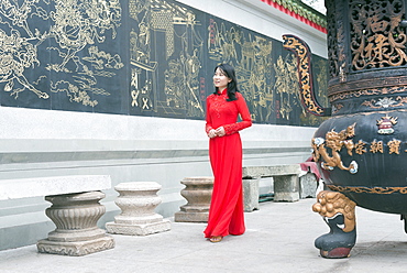 Woman wearing aoi dai dress, Nghia An Hoi Quan Pagoda, Cholon, Ho Chi Minh City (Saigon), Vietnam, Indochina, Southeast Asia, Asia