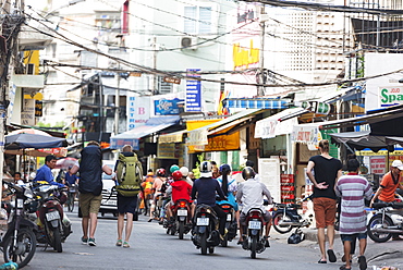 Backpackers on city street, Ho Chi Minh City (Saigon), Vietnam, Indochina, Southeast Asia, Asia