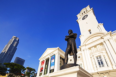 Victoria Theatre and Concert Hall, statue of Sir Stamford Raffles, Singapore, Southeast Asia, Asia