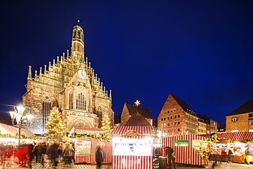 Nuremberg (Nurnberg) Christmas market in Market Square, Frauenkirche (Church of Our Lady), Nurnberg, Franconia, Bavaria, Germany, Europe