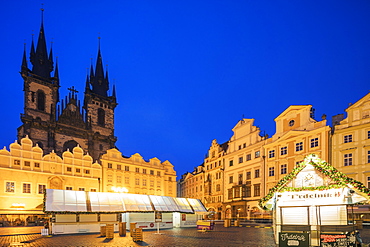 Christmas market in Old Town Square and Church of Our Lady Before Tyn, Old Town, UNESCO World Heritage Site, Prague, Czech Republic, Europe