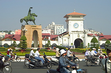 Tran Nguyen Han statue, Ben Thank public city market, Ho Chi Minh City (Saigon), Vietnam, Southeast Asia, Asia