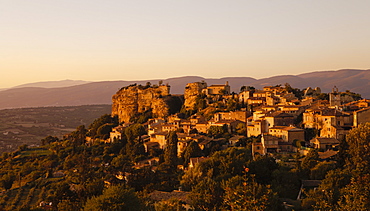 The hill top village of Saignon at sunset, Provence, France, Europe