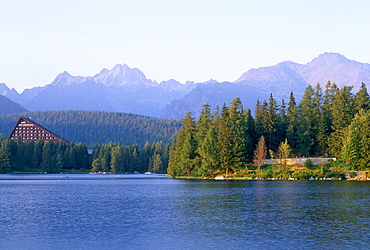 Strbske pleso (lake) and peaks of Vysoke Tatry mountains at sunset, Vysoke Tatry, Slovakia, Europe