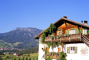 Traditional South Tirolean house below Siusi village with Alpe di Siusi range above, Dolomites, Alto Adige, Italy, Europe