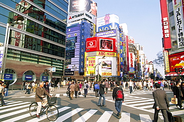 People on street crossing at Shinjuku-dori Road, Shinjuku, Tokyo, Japan, Asia