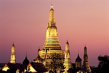 Buddhist temple of Wat Arun (Temple of the Dawn) at twilight, dating from 19th century, Bankok Noi, Bangkok, Thailand, Southeast Asia, Asia