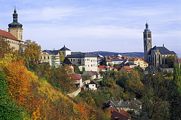 Church of St. James dating from 1330 and historical centre in autumn, Kutna Hora town, UNESCO World Heritage Site, Kutna Hora, Stredocesko, Czech Republic, Europe