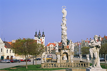 Baroque Marian Column dating from 1717 and Baroque Holy Name of Jesus Church dating from 1667 at namesti Zachariase z Hradce (square), Telc, UNESCO World Heritage Site, Jihlavsko, Czech Republic, Europe