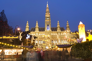 Christkindlmarkt (Christmas Market) and Rathaus (Town Hall) at Rathausplatz at twilight, Innere Stadt, Vienna, Austria, Europe