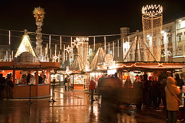 Stalls of Christmas Market, with Baroque Trinity Column in background, Hauptplatz, Linz, Oberosterreich (Upper Austria), Austria, Europe