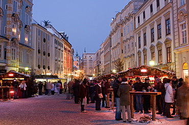 Stalls and people at Christmas Market, Stadtplatz, Steyr, Oberosterreich (Upper Austria), Austria, Europe