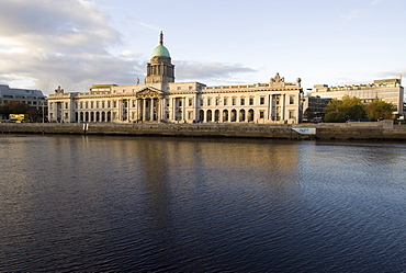 Custom House Quay on the Liffey River, Dublin, Republic of Ireland, Europe