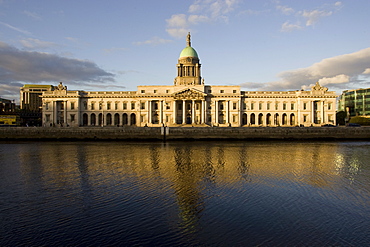 Custom House Quay on the Liffey River, Dublin, Republic of Ireland, Europe