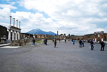 The forum of Pompeii with Mount Vesuvius in the background, Pompeii, UNESCO World Heritage Site, Campania, Italy, Europe