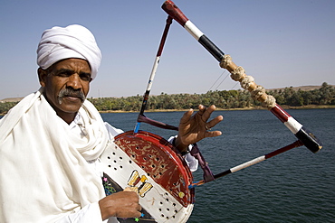 Nubian with traditional guitar beside the River Nile, Egypt, North Africa, Africa