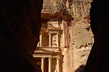 The Treasury (Al Khazneh) (El Khazneh) (Al Khazna), at the end of the Siq, Petra, UNESCO World Heritage Site, Jordan, Middle East