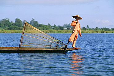 Fisherman, Inle Lake, Shan State, Myanmar (Burma), Asia